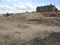 901096 Afbeelding van de stapels puin van de gesloopte 'Kleine Wijk' bij het Ondiep te Utrecht. Op de achtergrond het ...